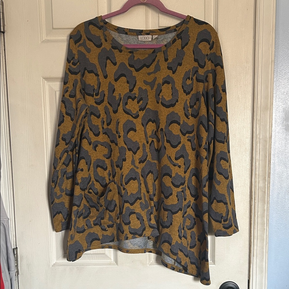 LOGO by Lori Goldstein Printed Asymmetric Hem Sweaterknit Top size large